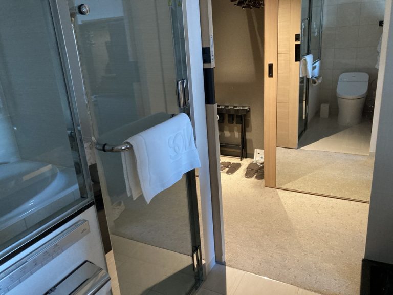 バスルームから見た廊下