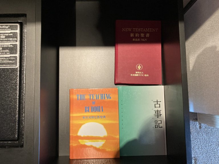 セキュリティボックスの横にあった聖書