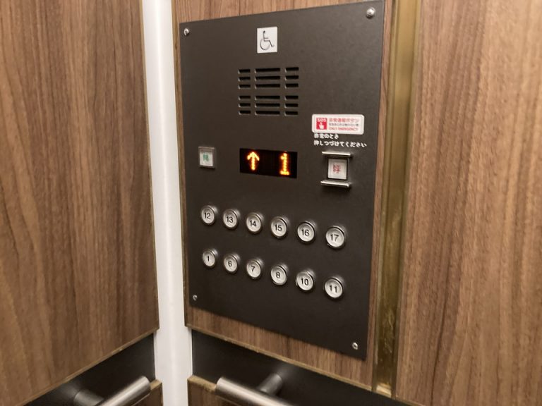 エレベーター中のボタン