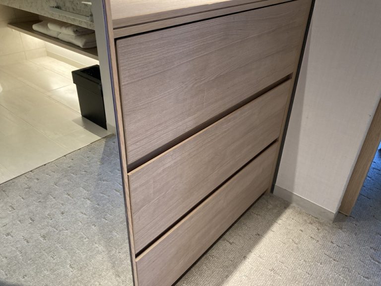 クローゼットの中の棚