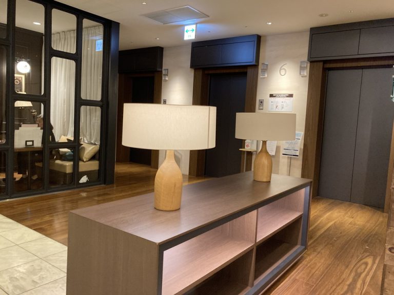 ホテルのロビー階エレベーターホール