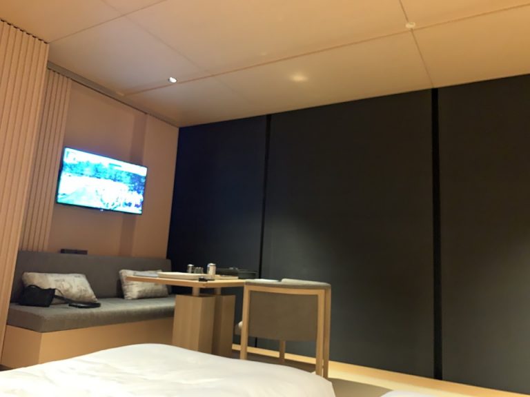 ベッド方向からTV