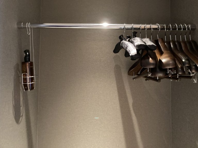 クローゼットの中 ハンガーラック