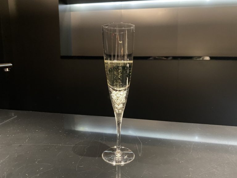 スパークリングワイン(ワンドリンクサービスで飲むことができます)