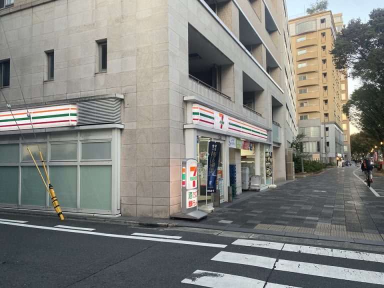 周辺のお店2(道路を渡ってすぐにコンビニがあります)