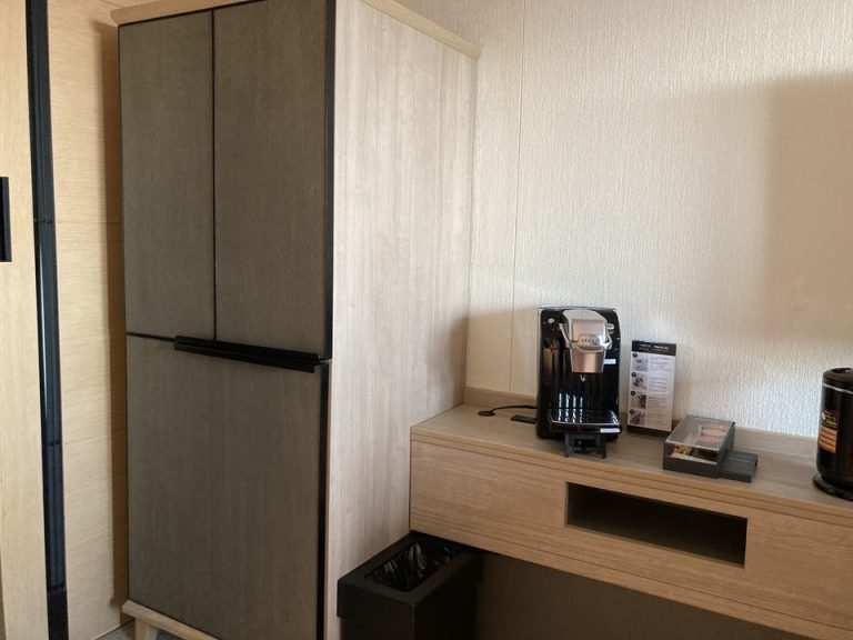 ベッドから見たバー