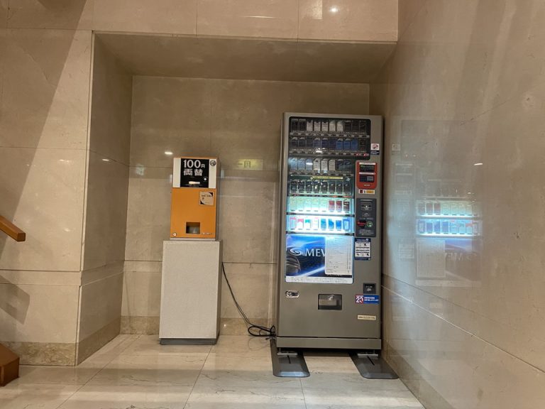 タバコ自販機と両替機