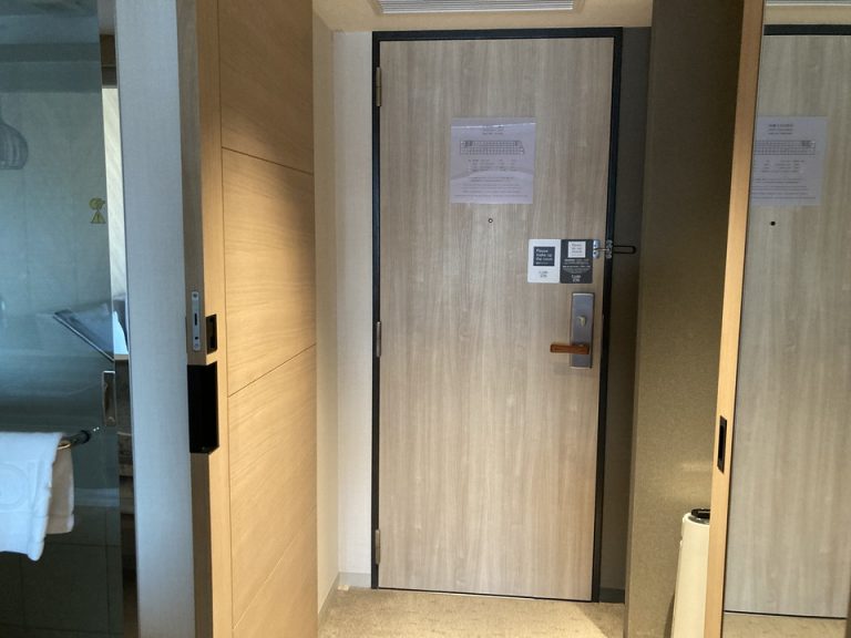 廊下から見た玄関2