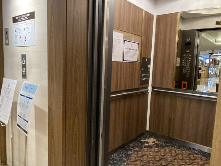 エレベーター中の様子