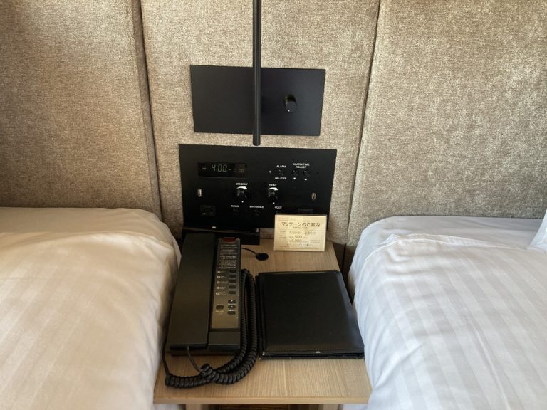 ベッドサイドテーブル