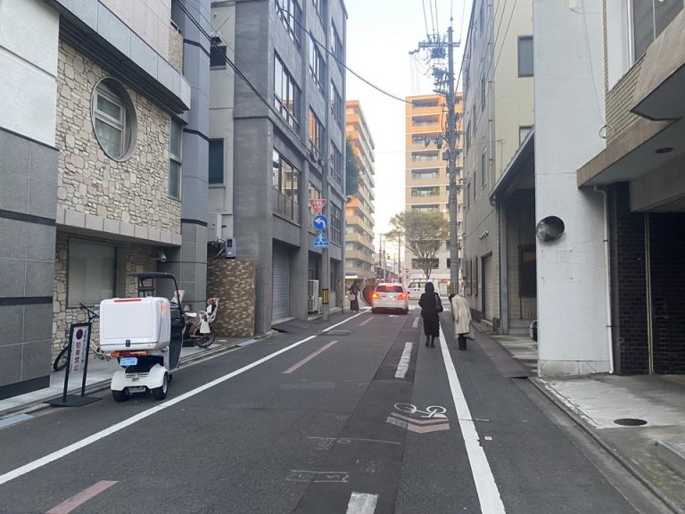 街の様子(狭い裏路地に位置します)