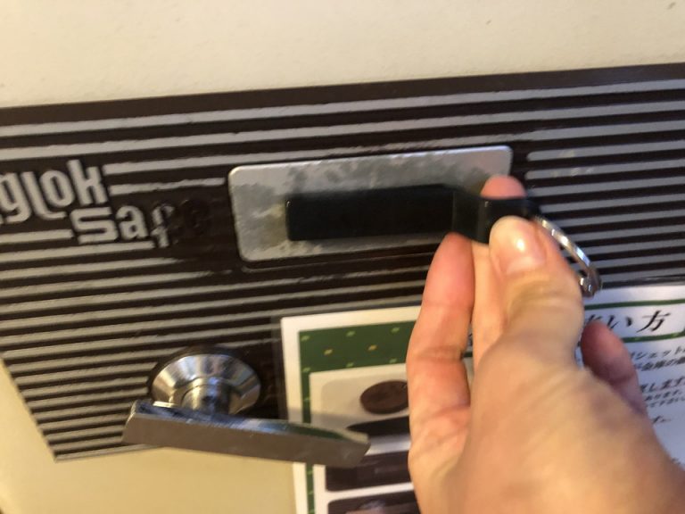 金庫の鍵はマグネットのようになっていて、溝にはめ込みながらハンドルを回すというタイプでした。