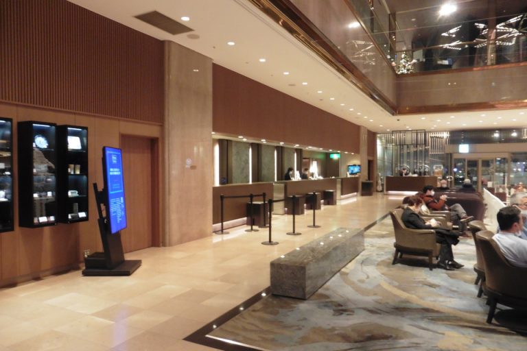 外の賑やかさとは打って変わって静かなロビーです