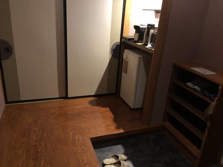 入り口入ってすぐ右側