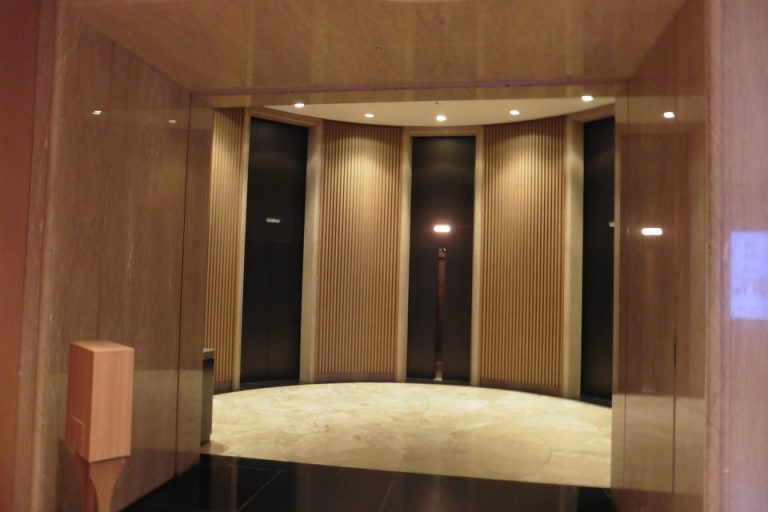 ロビー階のエレベータホールです。