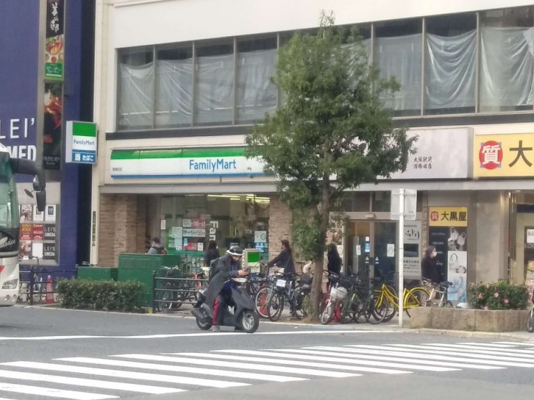 近くにコンビニもあります