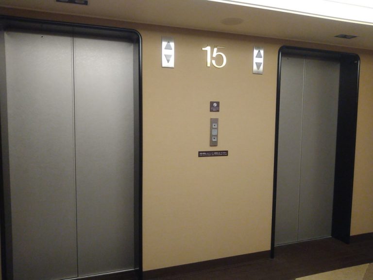 客室階エレベーター外観