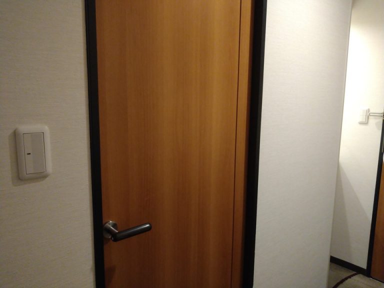 バスルームとクローゼット兼用ドア