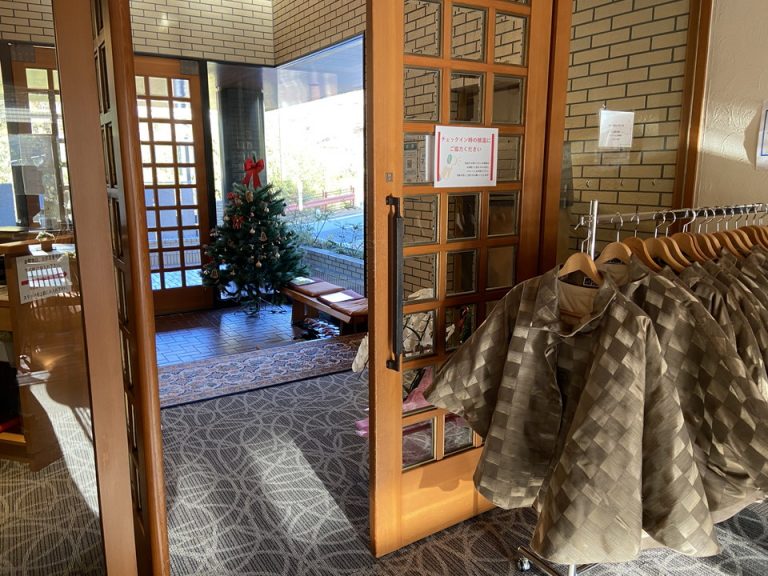 玄関 貸出用の羽織がありました