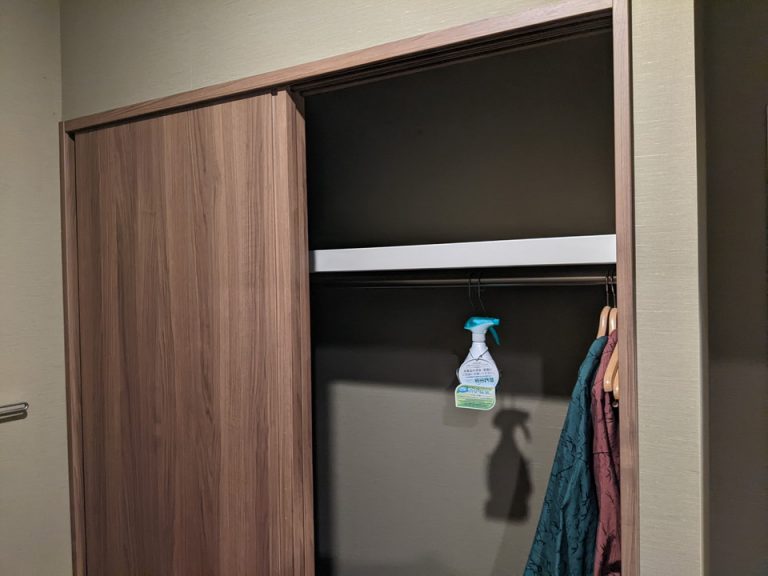 クローゼット外観(開けた状態) (2)