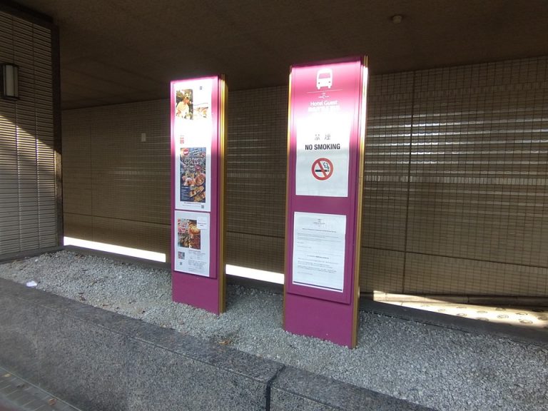 川沿いにJR大阪駅⇔ホテルシャトルバスバス停(運休中)