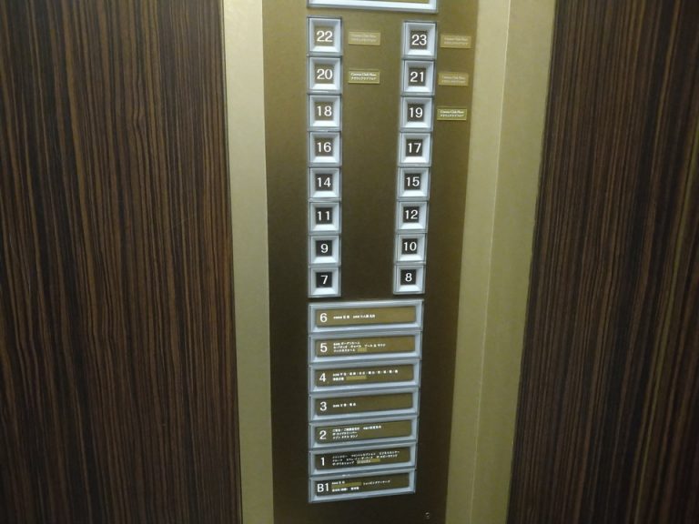 エレベーター階数ボタ(クラブフロアのみカードキー必要)