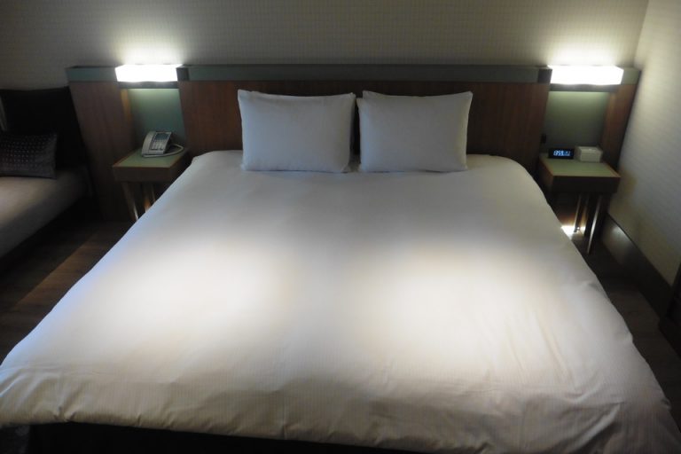 ベッドはデュベスタイルです