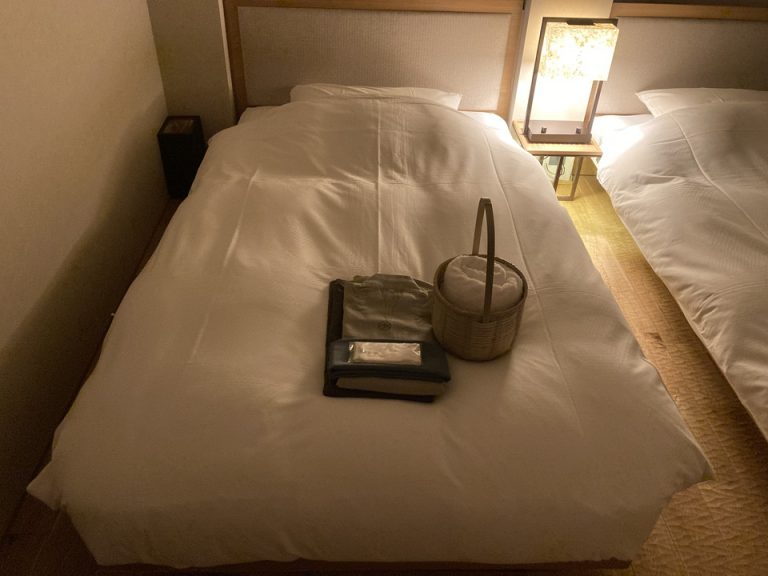 ベッドの上にバスタオルと浴衣