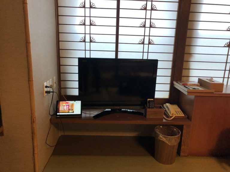 テレビ周り