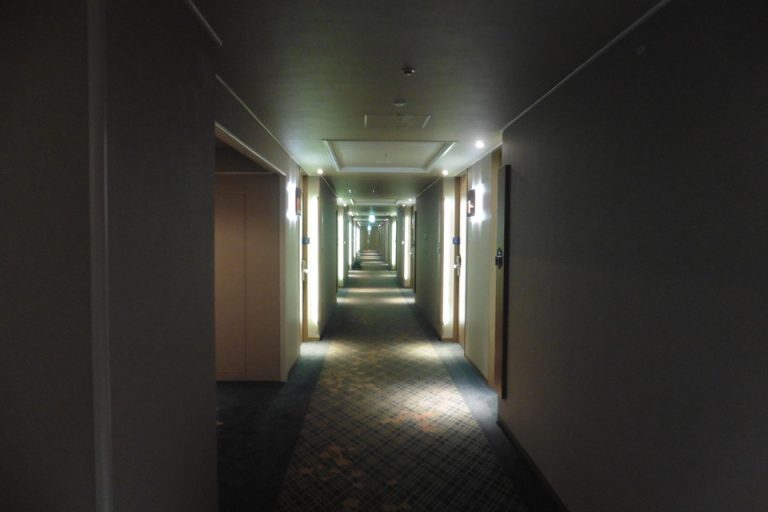 客室階の廊下の間接照明が素敵です
