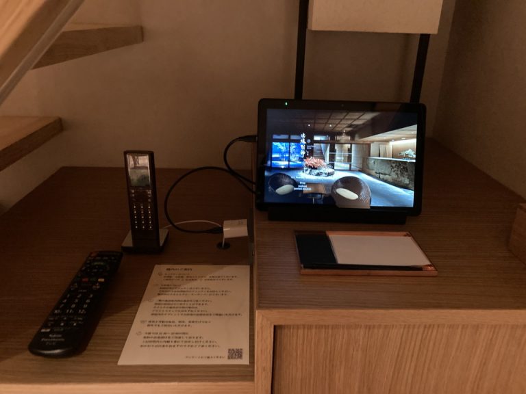 棚の上の様子 タブレットや電話など