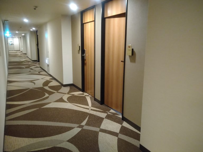 客室階ドア付近廊下