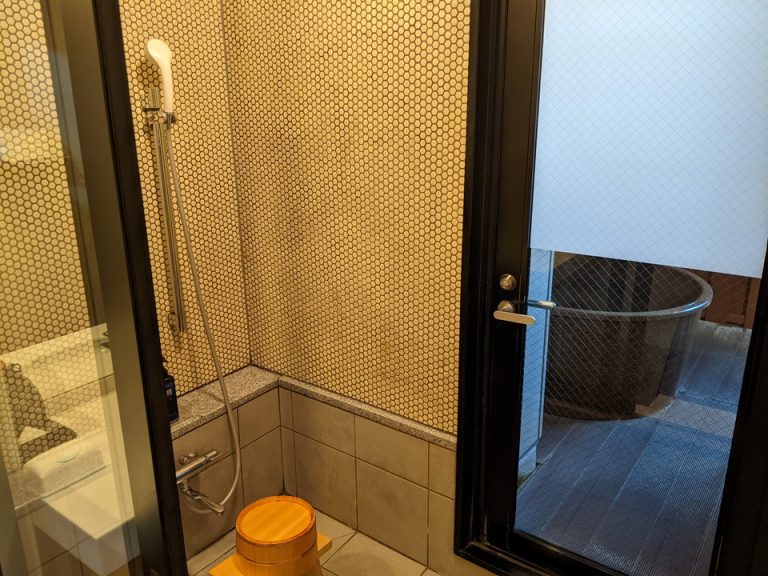 バスルーム入口から全景