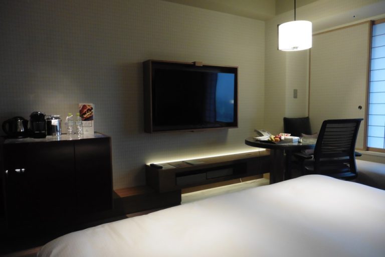 テレビは壁掛け、少し角度が変えられます