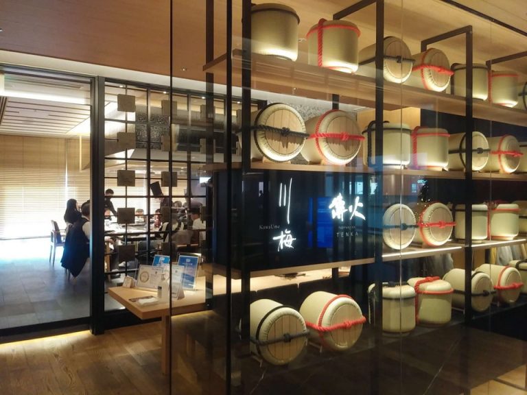 鉄板焼きと寿司屋があります