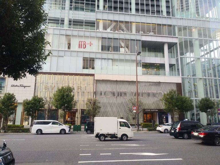 向かいには高級ブランド店が並びます