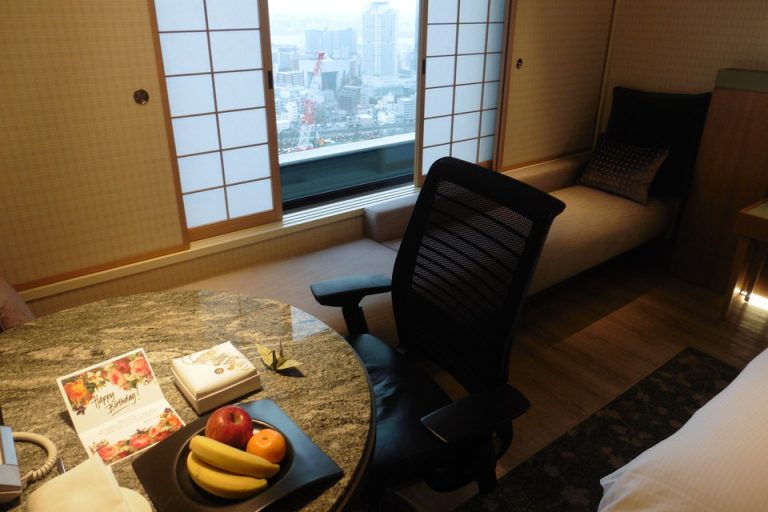 大きなデスクも有り、ソファに座っても使えます