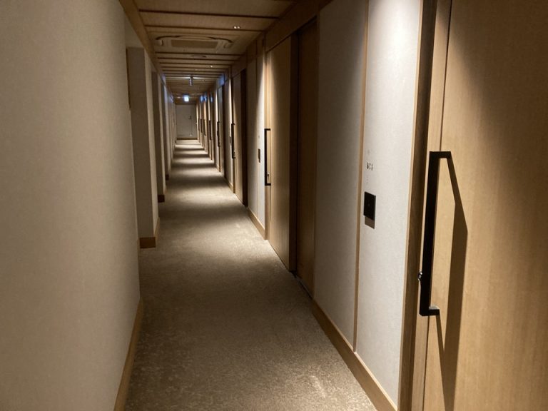 客室前の廊下
