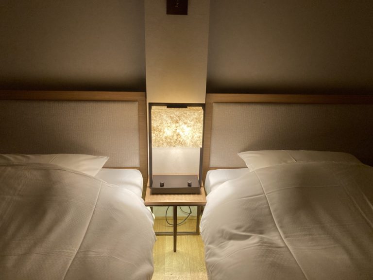 ベッド横のランプ