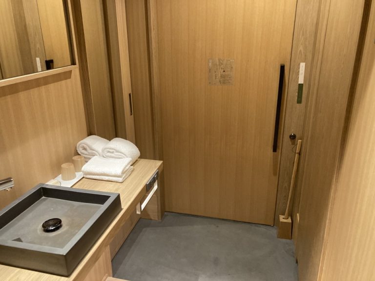 玄関と洗面所 洗面所奥の右側はトイレとバスルーム
