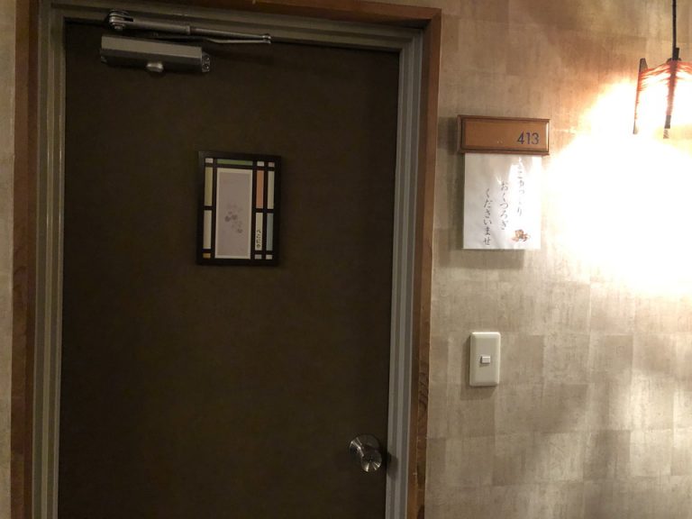 客室ドア 廊下から