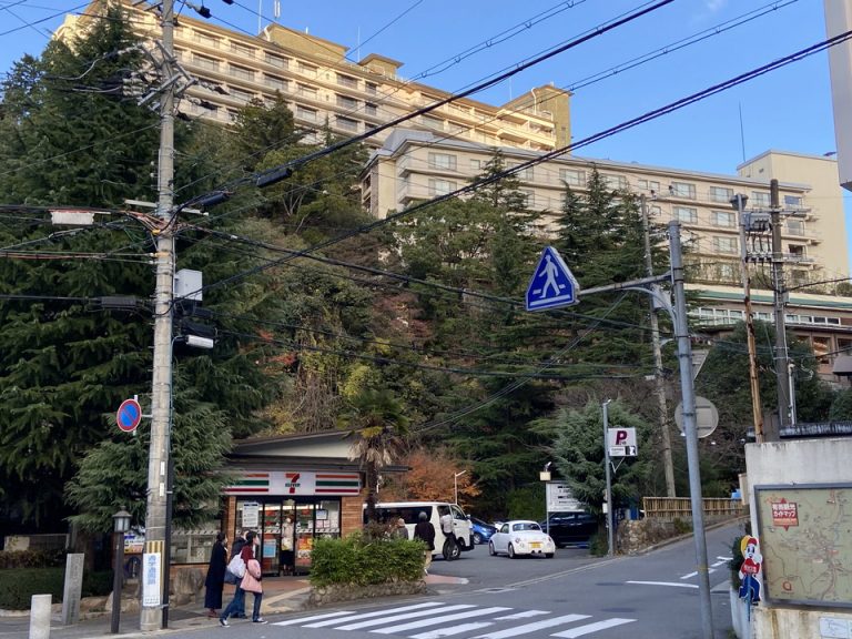 セブンイレブンは温泉街の1番南に