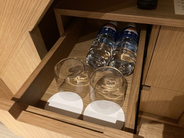 グラスと水