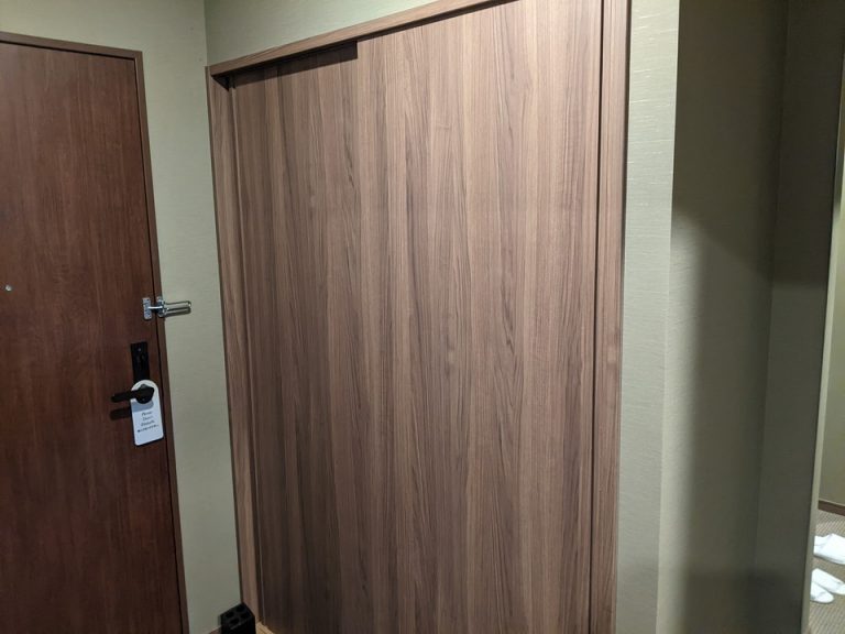 クローゼット外観(閉じた状態)