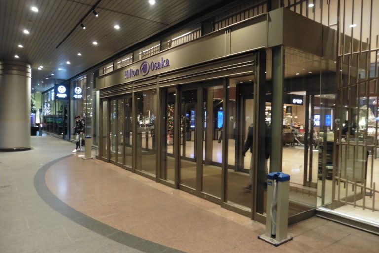 車寄せ側のエントランスです