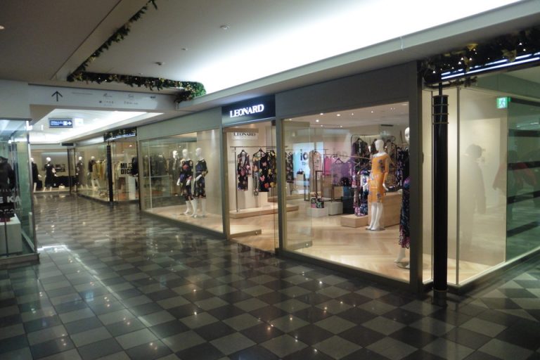 高級ブティックが並びます