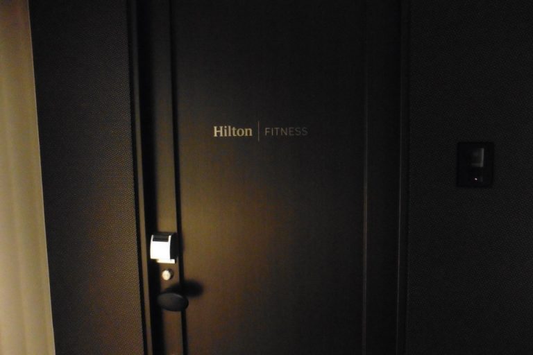 ジムとプールもあります