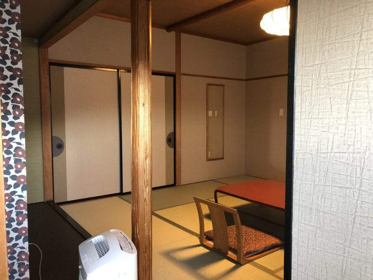 ソファー側から見た部屋
