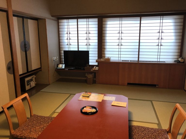 押し入れ側からの窓方向