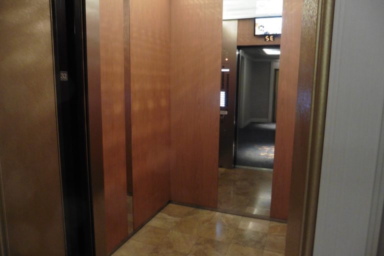 エレベーターの中には大きな鏡があります